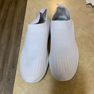 Tommy Bahama women’s mesh white slip on shoes size 8